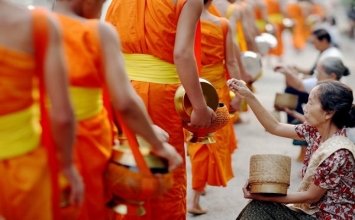 Phật dạy tham cầu ăn uống làm con người khổ